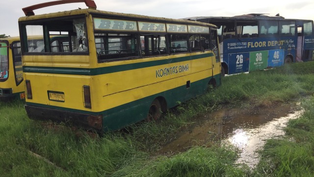 Kuburan Bus Bekas di Terminal Rawa Buaya. (Foto: Mirsan Simamora/kumparan)