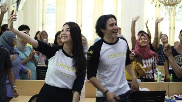 Film Chrisye, Velove Vexia dan Vino G Bastian (Foto: Cornelius Bintang/kumparan)