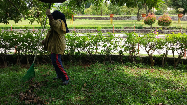 Petugas Kebersihan Masjid Kubah Mas Depok. (Foto: Abdul Latif/kumparan)