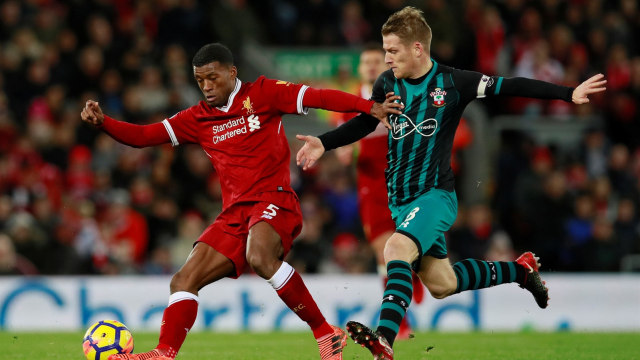 Wijnaldum (kiri) pada laga vs Southampton. (Foto: Jason Cairnduff/Reuters)
