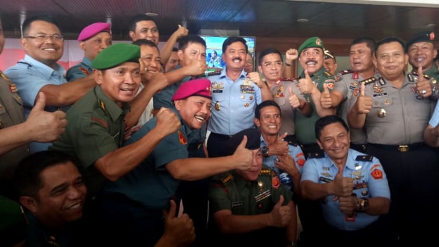 Marsekal Hadi berfoto bersama teman-temannya. (Foto: Fahrian Saleh/kumparan)