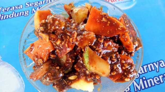 Rujak Natsepa. (Foto: Ochi Amanaturrosyidah/kumparan)