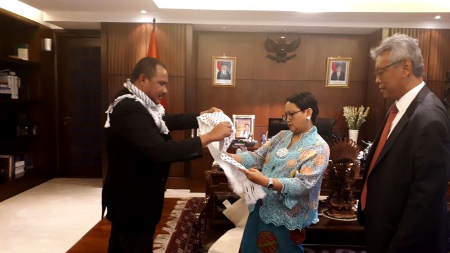 Menlu Retno menerima syal Gaza dari Abdillah Onim. (Foto: Dok. Istimewa)