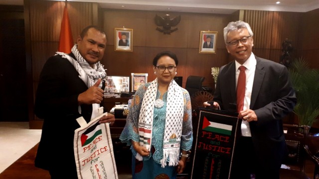 Menlu Retno menerima syal Gaza dari Abdillah Onim. (Foto: Dok. Istimewa)