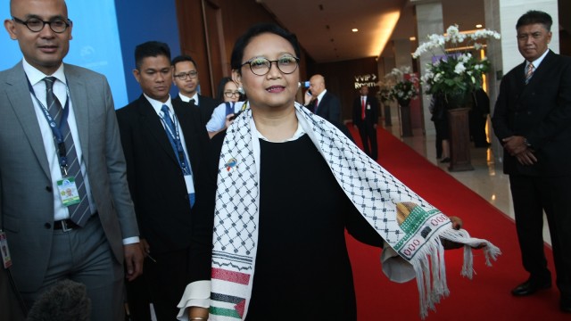 Retno LP Marsudi gunakan syal Palestina. (Foto: Antara/Muhammad Iqbal)