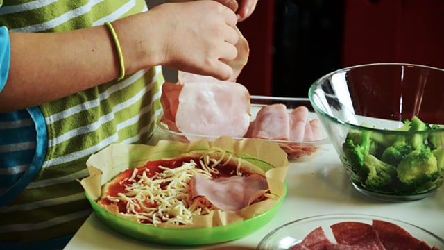 Pizza dengan toping sayur dan daging. (Foto: Pixabay)
