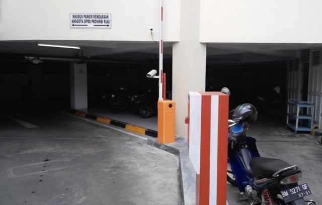 Plang Parkir DPRD Prov Riau Tak Bermanfaat
