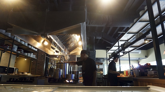 Koki di restoran Daun Muda Soulfood (Foto: Iqbal Firdaus/kumparan)