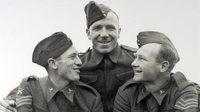 Mercer (kiri) dan Busby (tengah) saat PD II. (Foto: Twitter/@andythephotoDr)