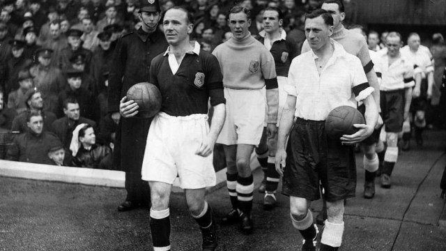 Busby (kiri) dan Mercer saat bermain. (Foto: Twitter/@Theleaguemag)