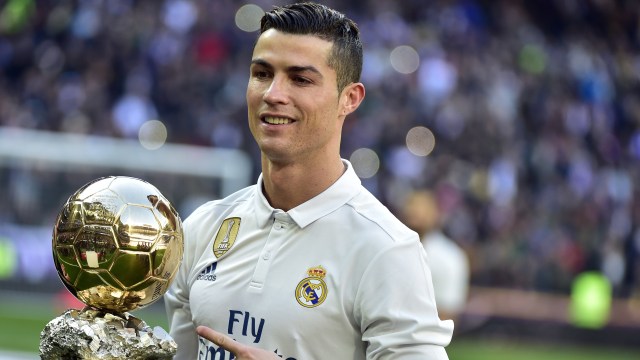 Ronaldo bersama trofi Ballon d'Or. (Foto: GERARD JULIEN / AFP)