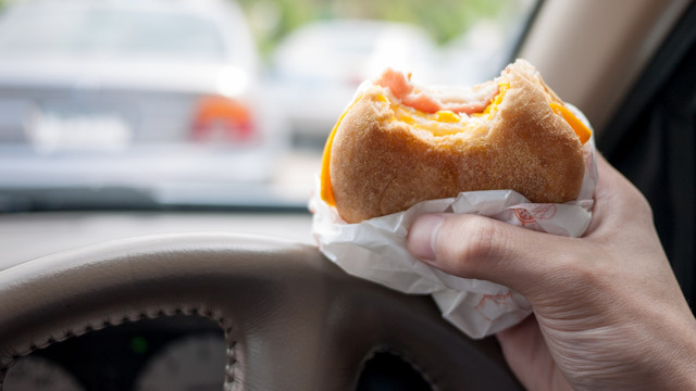 Makan fast food di dalam mobil. (Foto: Thinkstock)