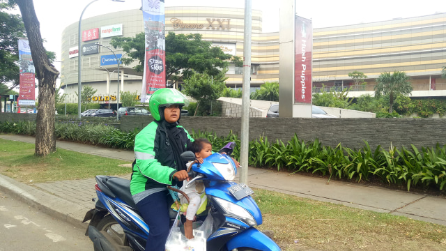 Driver Grabbike bernama Susi Sugianti (30)  (Foto: Adhim Mugni Mubaroq/kumparan)