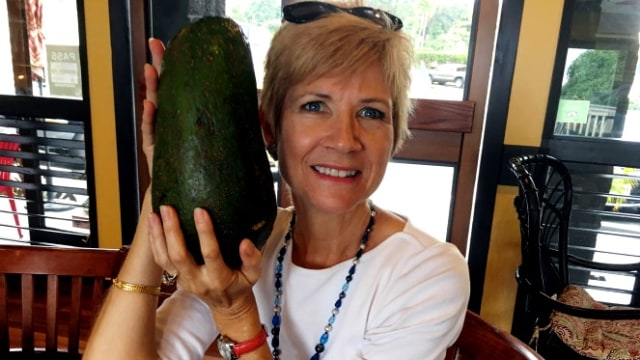 Pamela Wang dengan buah alpukat temuannya . (Foto: Dok. Pamela Wang)