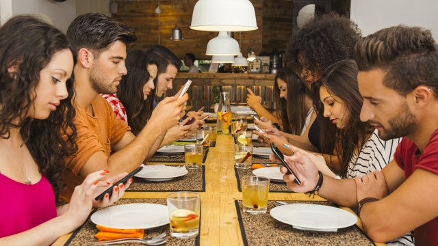 Kecanduan smartphone (ilustrasi). Foto: Shutter Stock