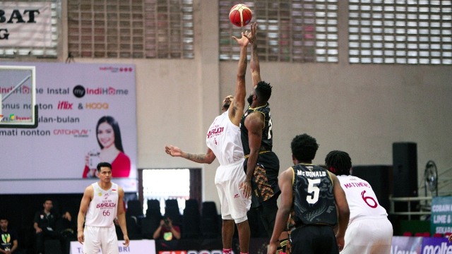 Tip-off perdana IBL 2017/18. (Foto: Dok. IBL)