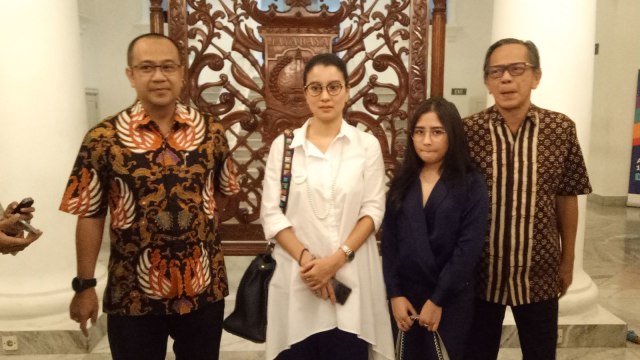 Dirut PD Pasar Jaya dan sejumlah artis (Foto: Johanes Hutabarat/kumparan)