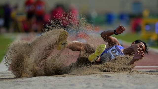 Atlet lompat jangkit di Kejurnas Atletik. (Foto: ANTARA/Wahyu Putro A.)