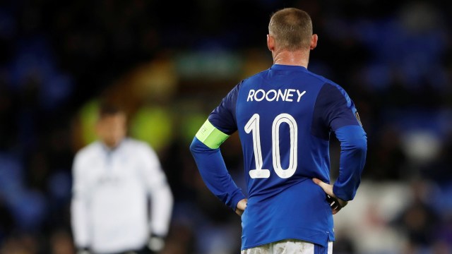 Rooney meratapi kegagalannya mencetak gol. (Foto: Reuters/Carl Recine)