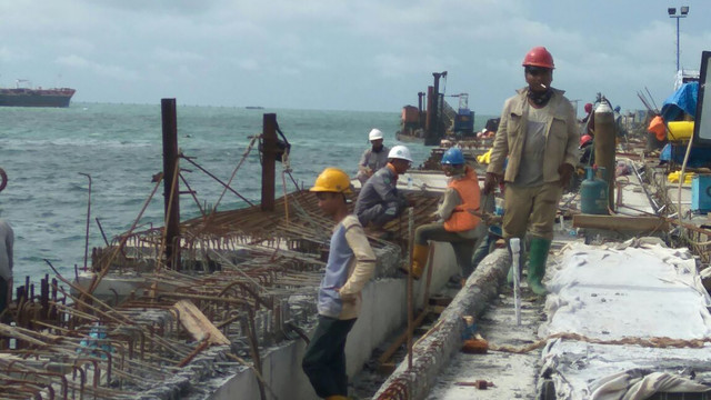 Pekerja konstruksi di Pelabuhan Kuala Tanjung (Foto: Wendiyanto Saputro/kumparan)