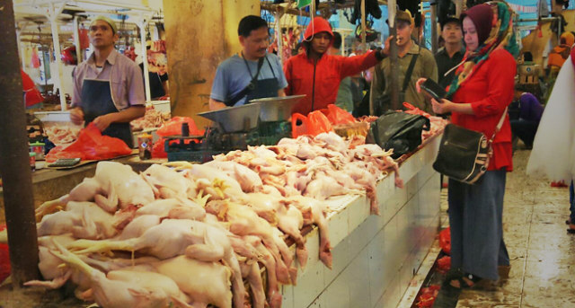 Jelang Tahun Baru, Harga Ayam Potong Melonjak di Pasar Cibadak Kabupaten Sukabumi