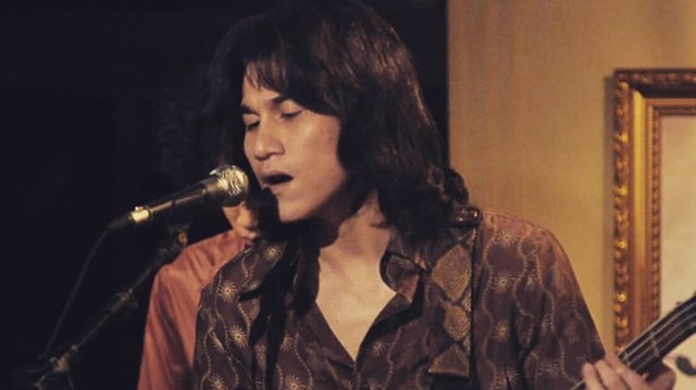 Vino G. Bastian sebagai Chrisye (Foto: Instagram @vinogbastian__)