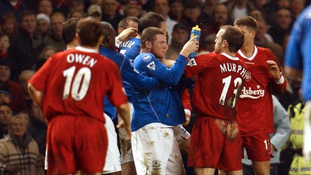 Tegangnya laga Liverpool vs Everton. (Foto: AFP/Paul Barker)