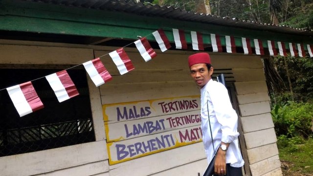 Ustaz Abdul Somad mengajar di Suku Talang Mamak. (Foto: Instagram/@ustadzabdulsomad)