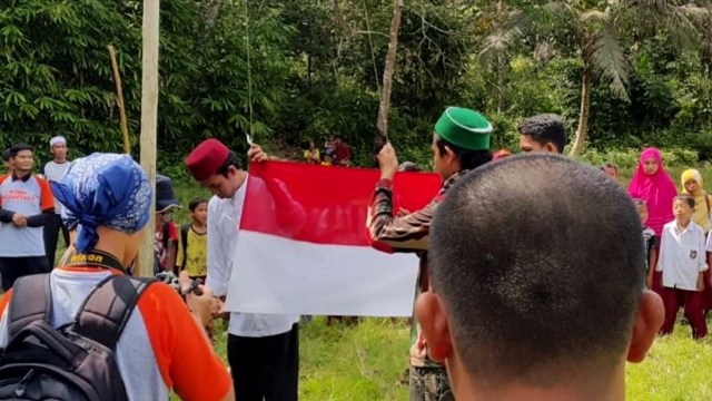Ustaz Abdul Somad mengajaran di Suku Talang Mamak. (Foto: Instagram/@ustadzabdulsomad)