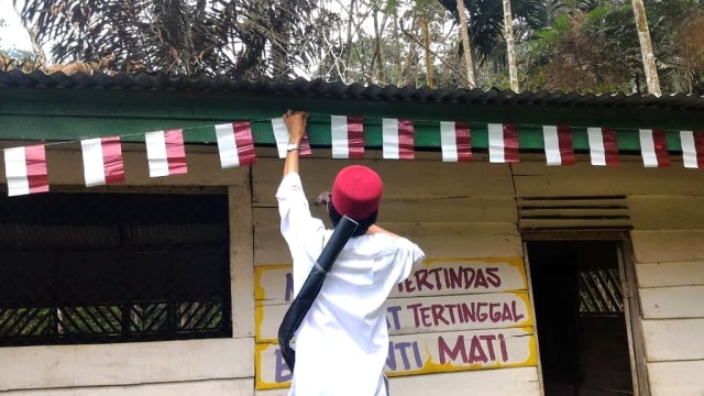 Ustaz Abdul Somad mengajaran di Suku Talang Mamak. (Foto: Instagram/@ustadzabdulsomad)