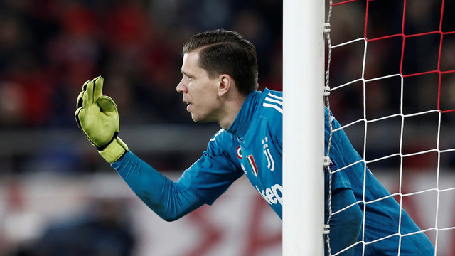 Szczesny di laga menghadapi Olympiacos. (Foto: Reuters/Costas Baltas)