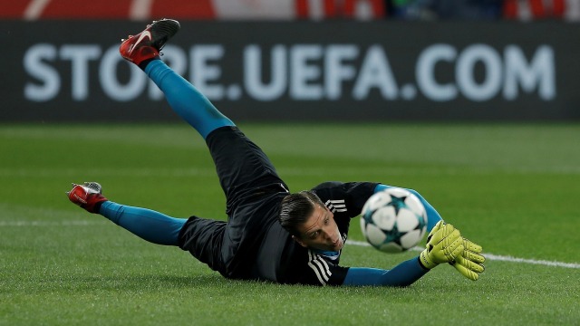 Szczesny melakukan pemanasan sebelum laga. (Foto: Reuters/Costas Baltas)