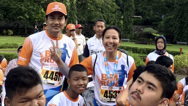 Dirut BRI dan Menteri BUMN bersama anak difabel (Foto: Ema Fitriyani/kumparan)