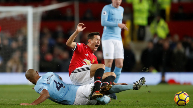 Kompany melepaskan tekel kepada Herrera. (Foto: Reuters/Carl Recine)