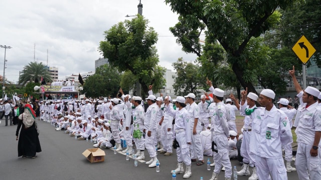 Anggota FPI di depan Kedubes AS. (Foto: Fitra Andrianto/kumparan)