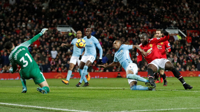 Ederson gagalkan peluang emas Lukaku. (Foto: Carl Recine/Reuters)