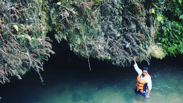 Pintu masuk Gua Embultuk. (Foto: Instagram @hydrone.skyer)