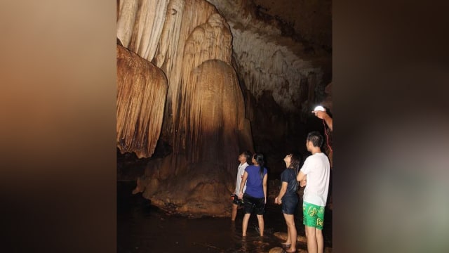 Pengunjung di Gua Embultuk. (Foto: Instagram @embultuk)