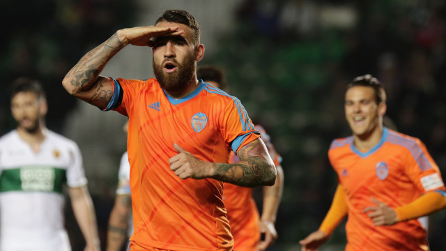 Otamendi saat berseragam Valencia. (Foto: JOSE JORDAN / AFP)