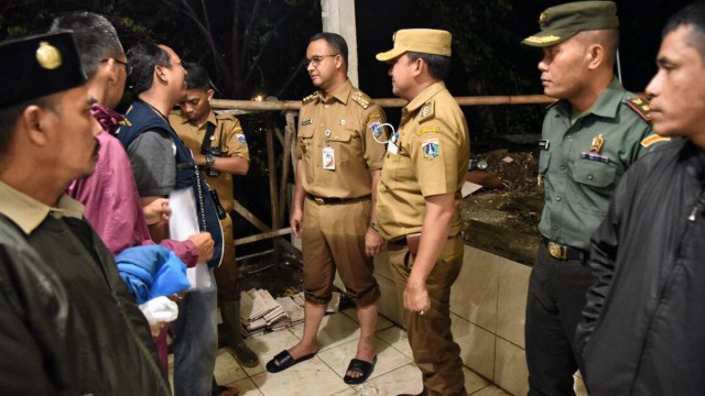 Anies setelah meninjau banjir di Jatipadang. (Foto: Dok. Diskominfotik DKI Jakarta)