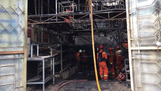 Kebakaran pabrik lilin di Kapuk Muara (Foto: Fachrul Irwinsyah/kumparan)