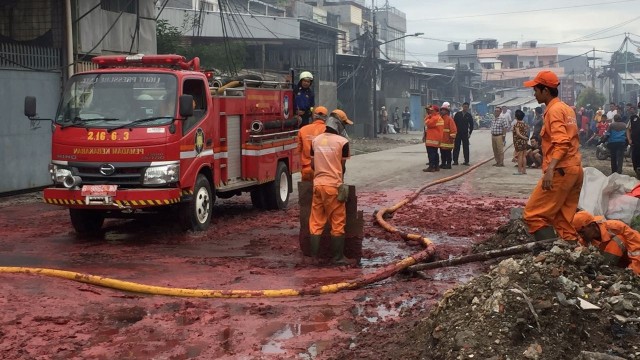 Kebakaran pabrik lilin di Kapuk Muara (Foto: Fachrul Irwinsyah/kumparan)