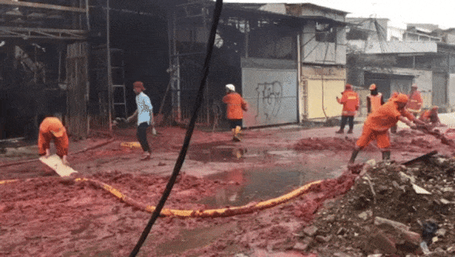 Petugas PPSU membersihkan lilin (Foto: Fachrul Irwinsyah/kumparan)