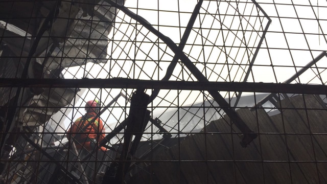 Pemadaman kebakaran di pabrik lilin (Foto: Fachrul Irwinsyah/kumparan)