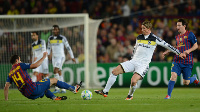 Duel klasik Barcelona vs Chelsea. (Foto: ADRIAN DENNIS / AFP)