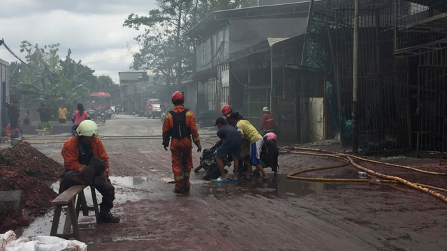 Pengendara motor terpeleset di depan pabrik lilin Foto: Fachrul Irwinsyah/kumparan