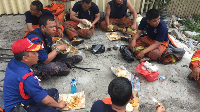 Petuga Damkar Istrihat Makan Siang (Foto: fachrul irwinsyah/kumparan)