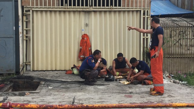 Petuga Damkar Istrihat Makan Siang (Foto: fachrul irwinsyah/kumparan)