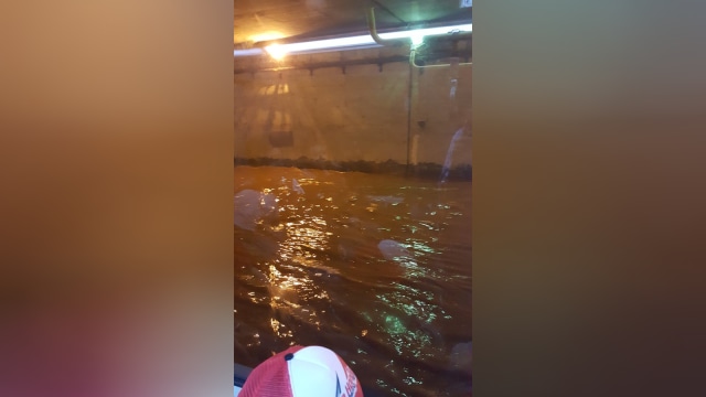 Genangan air 30 cm di terowongan halte BNN. (Foto: Twitter @TMCPoldaMetro)