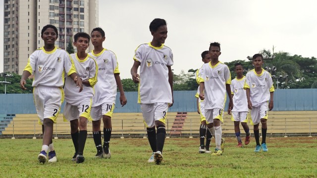 Sani Tawainella bersama pemain bola dari Tulehu (Foto: Dok. Liga Remaja UC News)